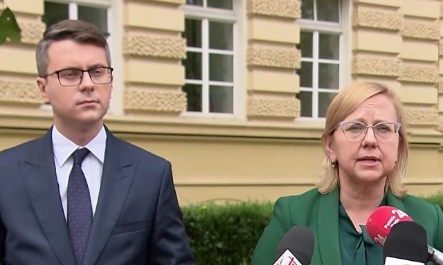 Minister Anna Moskwa wraz z rzecznikiem rządu Piotrem Müllerem podczas konferencji.