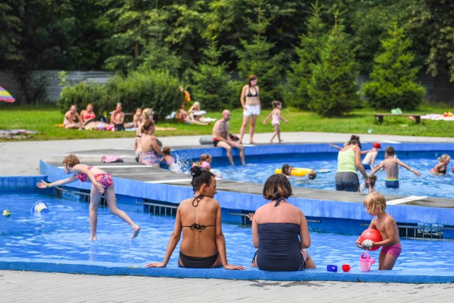 25 czerwca w Poznaniu zostaną uruchomione zewnętrzne baseny w parku Kasprowicza, a dzień później otwarta zostanie pływalnia na Chwiałce. Fani wodnych kąpieli będą mogli korzystać między godziną 9-19 (Chwiałka) oraz 9-20 (park Kasprowicza). Niestety ceny biletów na baseny będą o wiele droższe niż przed rokiem. Sprawdź, o ile wzrosły ceny biletów na zewnętrzne baseny w Poznaniu.Zobacz ceny biletów na zewnętrznych pływalniach miejskich w Poznaniu --->
