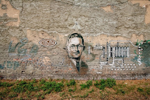 Jeden z murali poświęcony Marianowi Rejewskiemu znajduje się przy ul Garbary 27