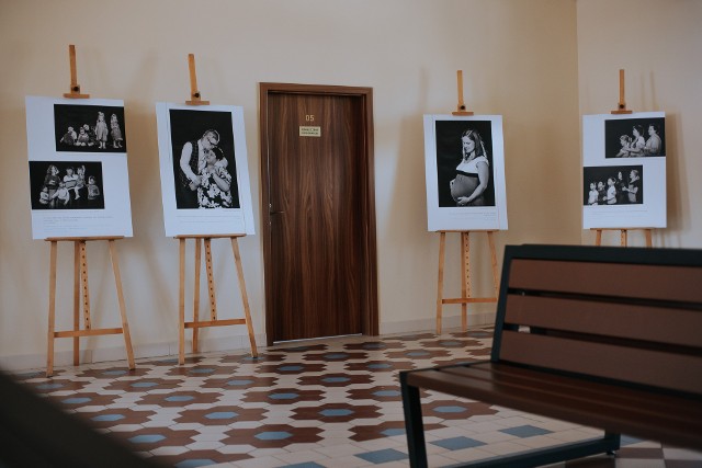 W poczekalni dworca autobusowego w Wieliczce (ul. Dembowskiego) otwarto wystawę „Pokój dla Matek – Matki dla Pokoju”. Wyjątkową ekspozycję można oglądać do 21 lipca 2022