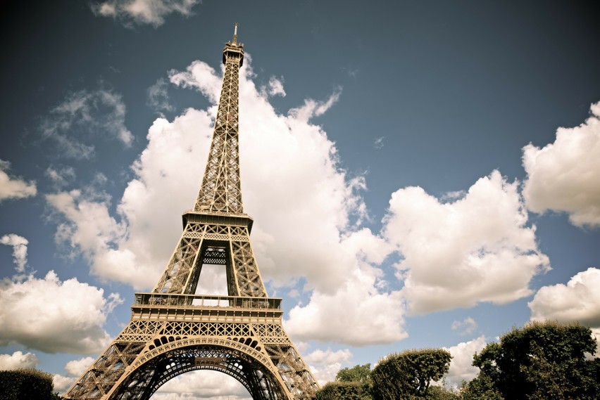 Symbol Paryża, wieża Eiffla - choć jest to jedno z...