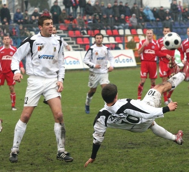 Piłkarze "Stalówki&#8221; (z piłką Piotr Gilar, obok Bartłomiej Piszczek) zapowiadają, że w pojedynku z Widzewem w Łodzi tanio skóry nie sprzedadzą.