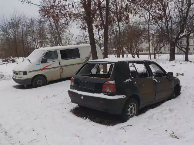 Właściciel golfa na swój koszt odholuje auto. W przypadku busa ustalony został właściciel z Ukrainy, który ma przyjechać i go usunąć - twierdzi Jan Geneja, komendant Straży Miejskiej w Przemyślu.