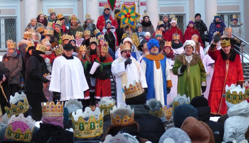 Trzej Królowie z darami w Busku-Zdroju