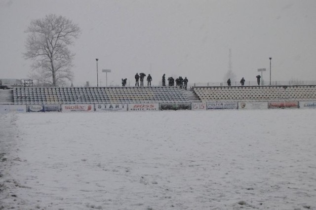 Śnieg spowodował odwołanie meczu w Suwałkach w środę po południu.