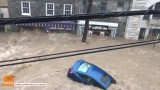 Wzburzona woda porywała samochody. Powódź pod Waszyngtonem zamieniła ulice w rwące potoki [WIDEO]