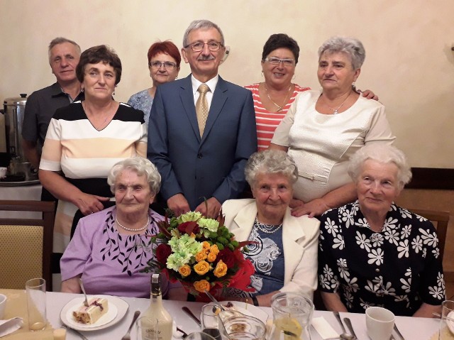To był niezwykły jubileusz! Pochodzące z Wyrowców w gminie Miedziana Góra siostry – bliźniaczki,  Stefania Malec (pierwsza od lewej) i Stanisława Kiniorska (w środku) obchodziły 90 rocznicę urodzin.