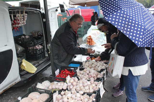 Na stoisku Marka Fiszera dominuje czosnek, jeden z najlepszych naturalnych antybiotyków