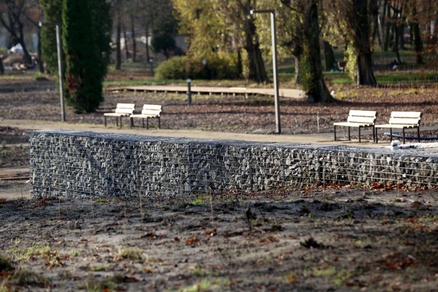 Park Fusińskiego, mimo tego, że wciąż zamknięty dla...