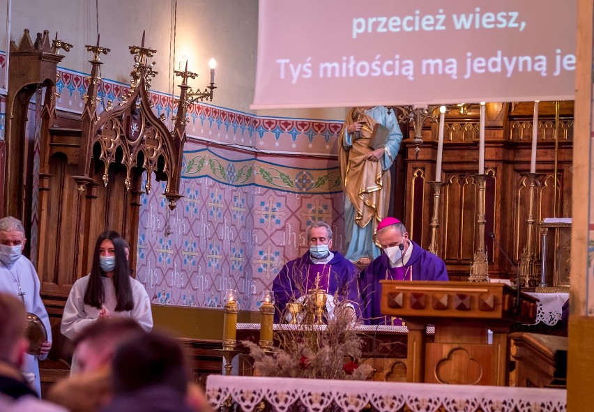 Ksiądz kanonik Jan Rudniewski posługę pasterską w parafii w...
