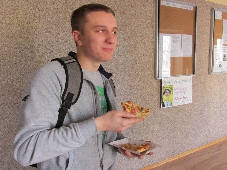 Uczniowie z Chrobrza zorganizowali w szkole charytatywny kiermasz pizzy [ZDJĘCIA]
