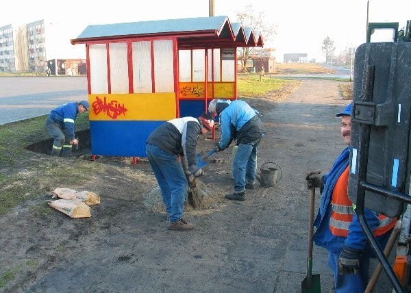 Wczoraj ekipa MZK montowała wiatę na nowym  przystanku.