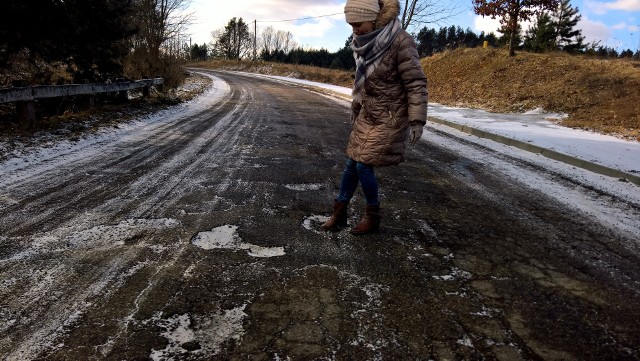 Droga, jak widać, nie jest w najlepszym stanie, delikatnie mówiąc, a jeszcze  kręta i  wąska