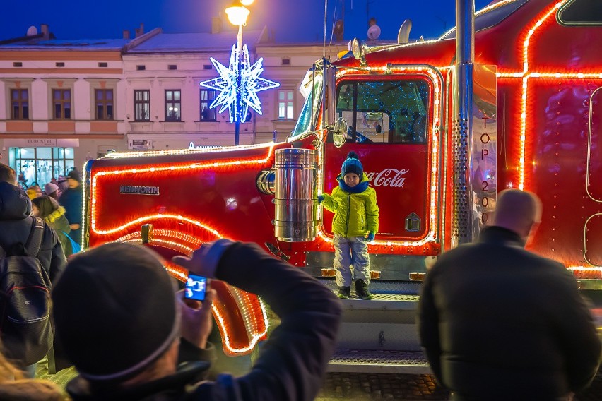 Nowy Sącz. Świąteczna cężarówka Coca-Coli z Mikołajem na pokładzie przyciągnęła tłumy [ZDJĘCIA]