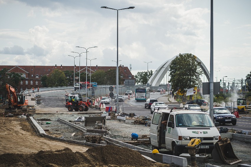 Budowa wiaduktu Biskupia Górka w Gdańsku. Próby obciążeniowe na pierwszej nitce nowego wiaduktu [zdjęcia]