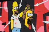 Street art w Żorach. Na murach królują bohaterowie kreskówek. Jest rodzina Simpsonów. Zobacz