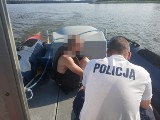 Lublin. Pijany kajakarz, który nie umie pływać, wpadł do wody. Uratowali go policjanci, po czym wystawili mu mandat