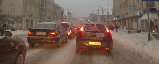 Z powodu silnych opadów śniegu kierowcy prowadzą bardzo ostrożnie.