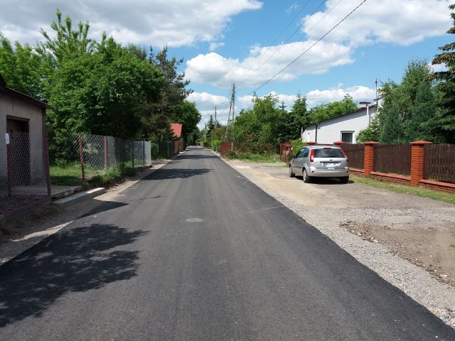 Ulica Puszczańska to pierwsza ulica w tym roku, która doczekała się nawierzchni asfaltowej.