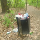 Po prostu wstyd. Park 3 Maja straszy śmieciami. Nie ma gospodarza?
