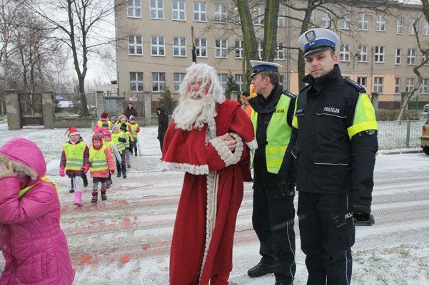 Policjanci przebrani za Mikołaje odwiedzili szkoły [zdjęcia]