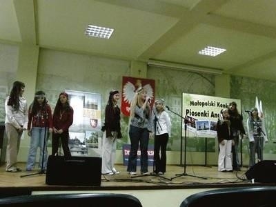 "Ladybirds" ze Szkoły Podstawowej w Niedźwiedziu, z chustami na włosach i w wielkim przeboju "Mamma mia" zespołu ABBA, zdobyły wyróżnienie w kategorii zespołów Fot. Magdalena Uchto