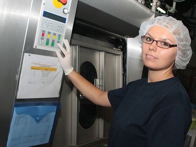 - Praca w pralni jest lekka i przede wszystkim bardzo czysta, bo panują tutaj sterylne warunki - zapewnia Angelika Kadłubowska z Kaławy pod Międzyrzeczem.