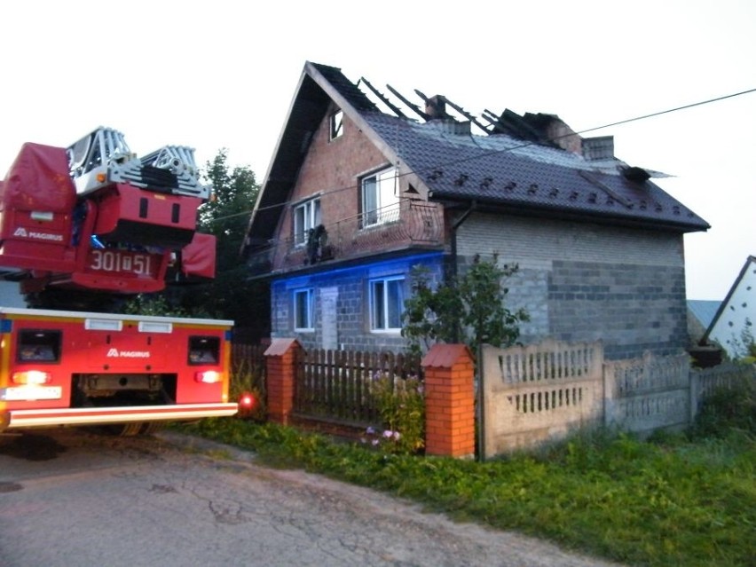 Pożar w Kakoninie w powiecie kieleckim. Nie żyje mężczyzna, ranna kobieta i strażak