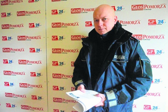Sebastian Cistowski, p.o. rzecznika słupskiej policji, przekazał nam wczoraj ponad 200 podpisów na rzecz S6 .