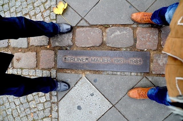 Mur berliński stał się symbolem zimnej wojny, ale także...