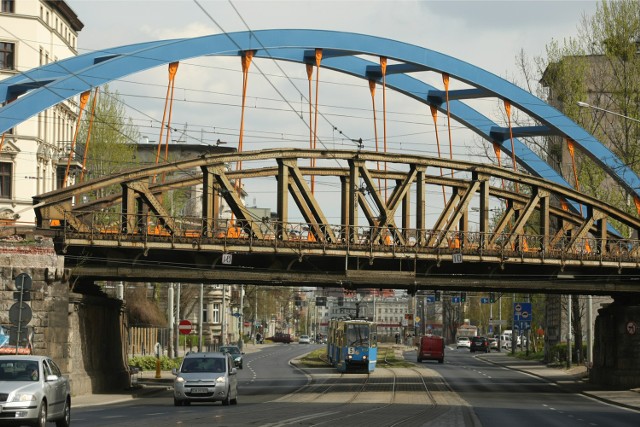 Podobny los spotkał pierwsze z dwóch przęseł wiaduktu nad ul. Grabiszyńską. Było nim zainteresowane niemieckie muzeum, ale po kalkulacji kosztów Niemcy zrezygnowali z zakupu