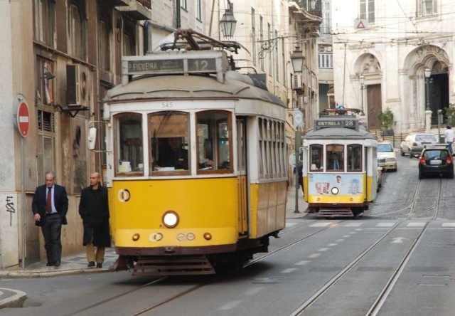 Krętymi uliczkami Lizbony tramwaje zawiozą nas wszędzie.