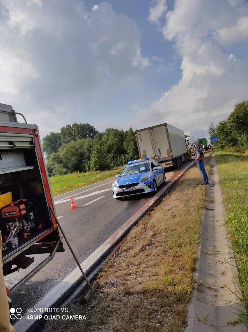 Budy Czarnockie. Wypadek na DK 61. Zderzenie trzech ciężarówek [ZDJĘCIA]