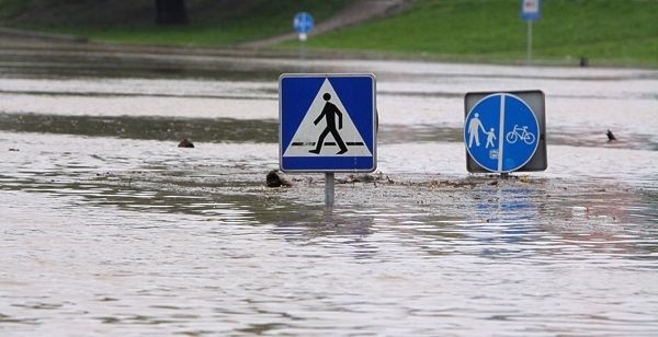 Zdjęcie z zalanej ulicy w Krakowie