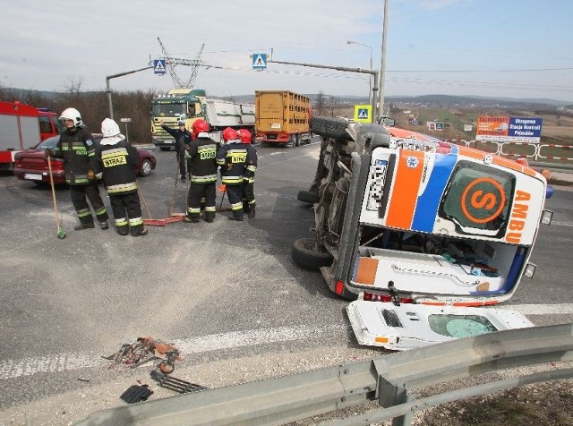 Karetka wyjeżdżała na "siódemkę&#8221; od strony Chęcin, uderzył w nią samochód jadący od strony Tokarni do Kielc..