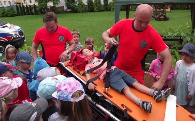 Z włoszczowskimi przedszkolakami spotkali się ratownicy medyczni z pogotowia ratunkowego.