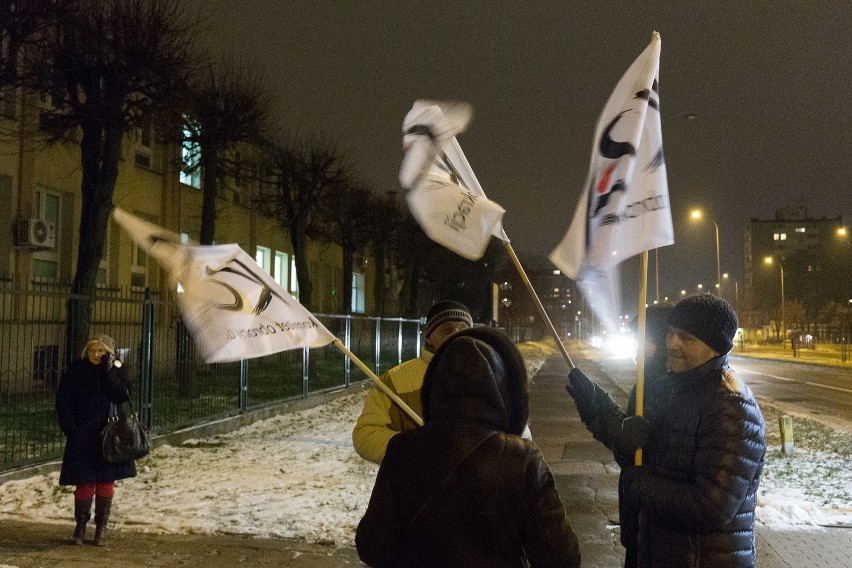 Kilkanaście osób protestowało przed biurem PiS w Białymstoku