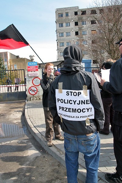 30 osób z Federacji Anarchistycznej i Kampanii Przeciw...