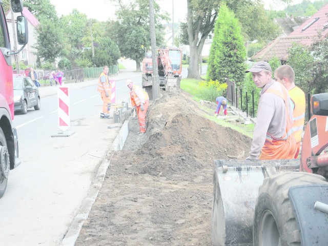 Budowa krawężnika przy drodze krajowej nr 20 w Miastku.