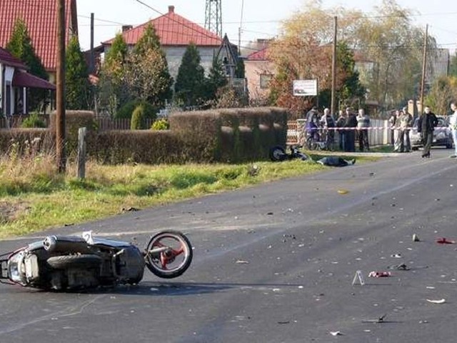 Tragedia rozegrała się na drodze z Jeżowego do Jaty. Na jezdni widoczny skuter, którym kierowała kobieta.