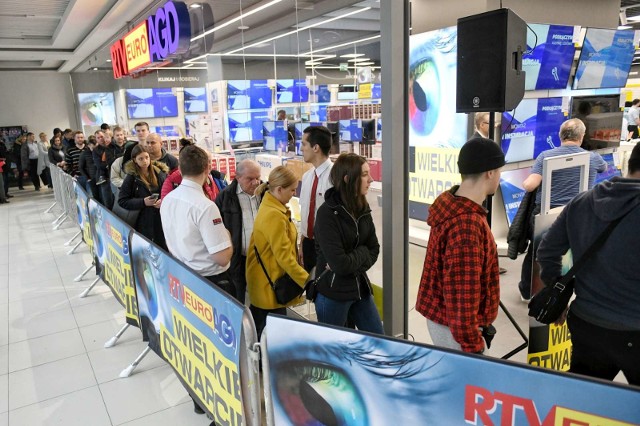 W piątek w centrum handlowym Poznań Plaza otwarto nowy sklep RTV Euro AGD. Promocyjne ceny wybranych produktów sprawiły, że jeszcze przed otwarciem na miejscu ustawiła się spora kolejka klientów. Zobacz zdjęcia z otwarcia ----->