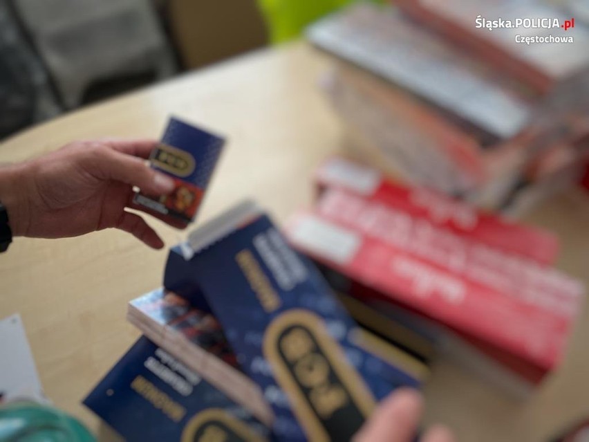 Policja z Częstochowy przejęła nielegalne papierosy. U 53-latki znaleziono 21 tysięcy papierosów, postawiono jej zarzuty