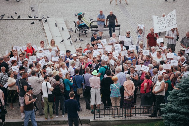 Radni PiS Grażyna Szabelska i Krystian Frelichowski zaprosili mieszkańców Bydgoszczy, którzy chcą protestować przeciwko podwyżkom w mieście.