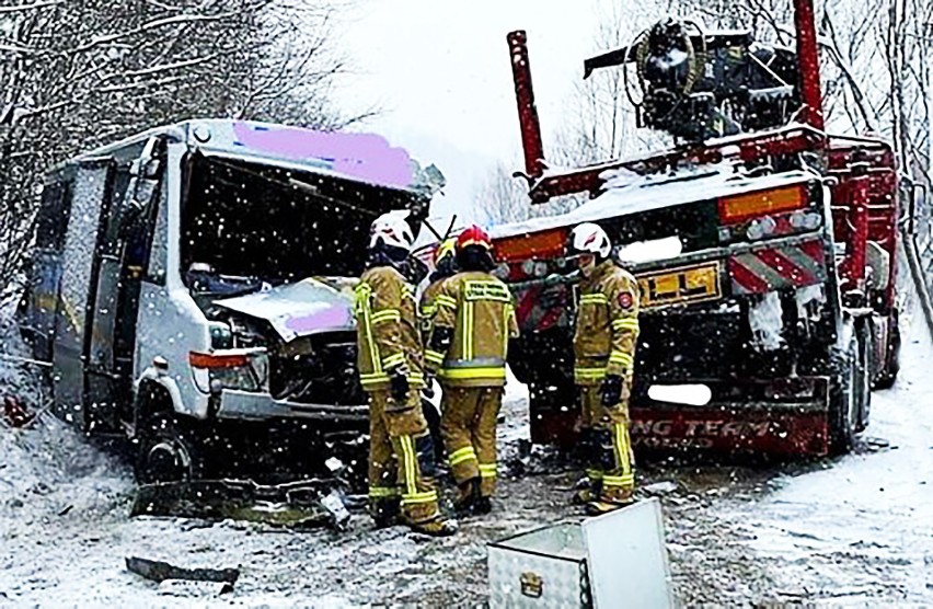 Wypadek kursowego busa pod Limanową. Kierowca i pasażerka w szpitalu [ZDJĘCIA]