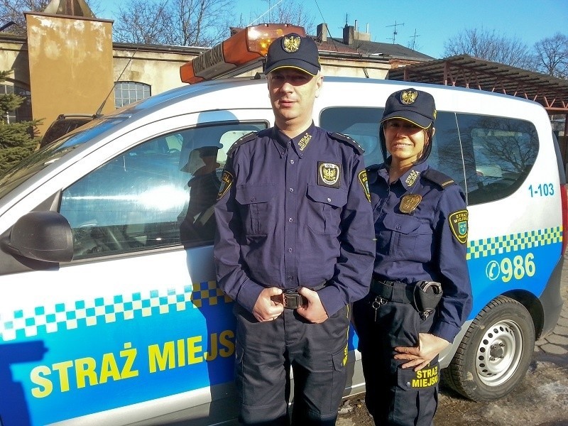 Tak prezentują się nowe mundury strażników z Pabianic.
