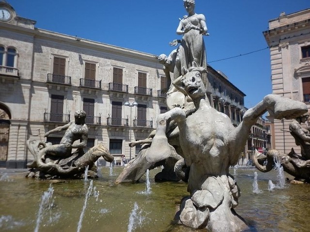Syrakuzy słyną z pięknych fontann