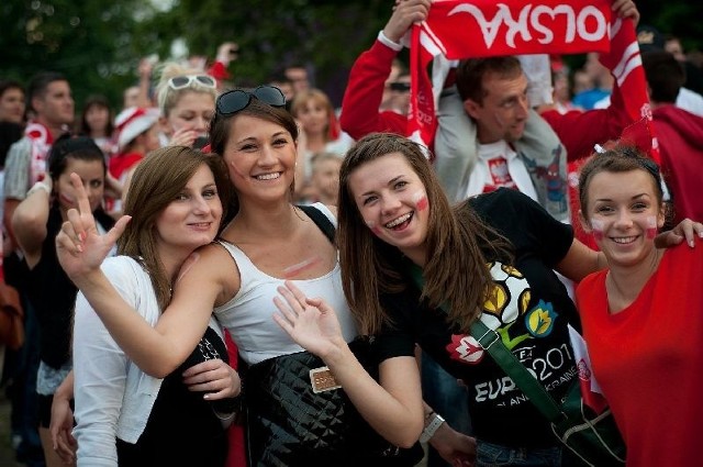 W warszawskiej Fanzonie przy Pałacu Kultury i Nauki spotkania mistrzostw Europy w Polsce i na Ukrainie oglądnęło 1,1 miliona osób. Na zdjęciu zabawa podczas meczu Polska-Rosja.