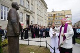 Poznań: Pomnik ks. Piotrowskiego w końcu stanął przy szkole przy ul. Głogowskiej [ZDJĘCIA]