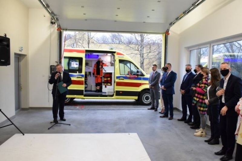 Powiatowe Centrum Medyczne w Grójcu dostało nową karetkę. Zobacz zdjęcia z uroczystego przekazania 