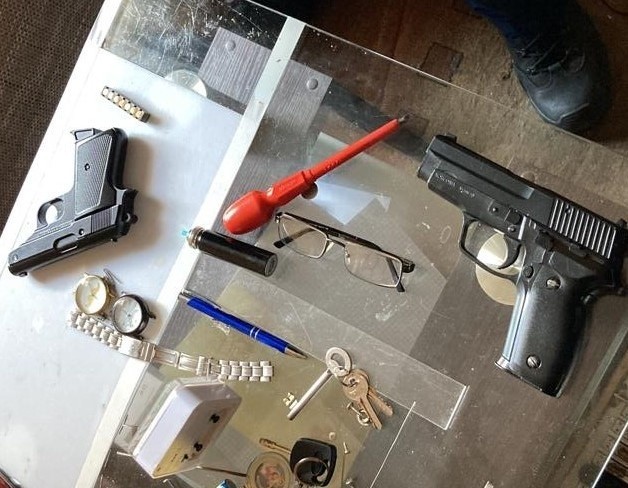 Podczas interwencji w mieszkaniu 72-latka policjanci zabezpieczyli dwa pistolety: gazowy i hukowy